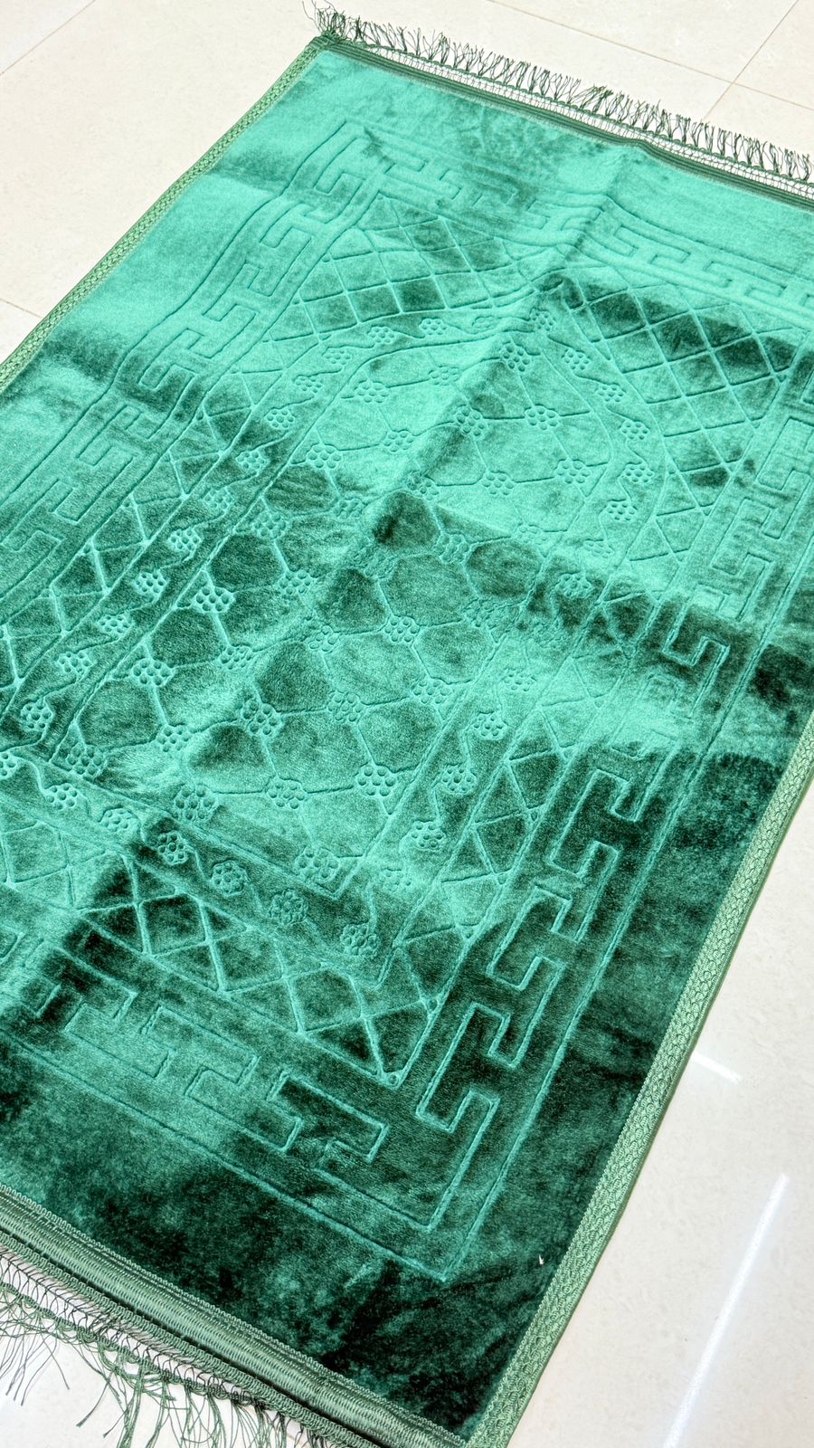 Minimalist Velvet Green Prayer Mat – Modern Musallah for Daily Salah – Soft, Lightweight Janamaz (42” x 28”)