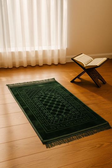 Minimalist Velvet Green Prayer Mat – Modern Musallah for Daily Salah – Soft, Lightweight Janamaz (42” x 28”)