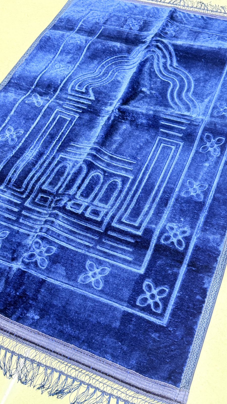 Minimalist Velvet Green Prayer Mat – Modern Musallah for Daily Salah – Soft, Lightweight Janamaz (42” x 28”)